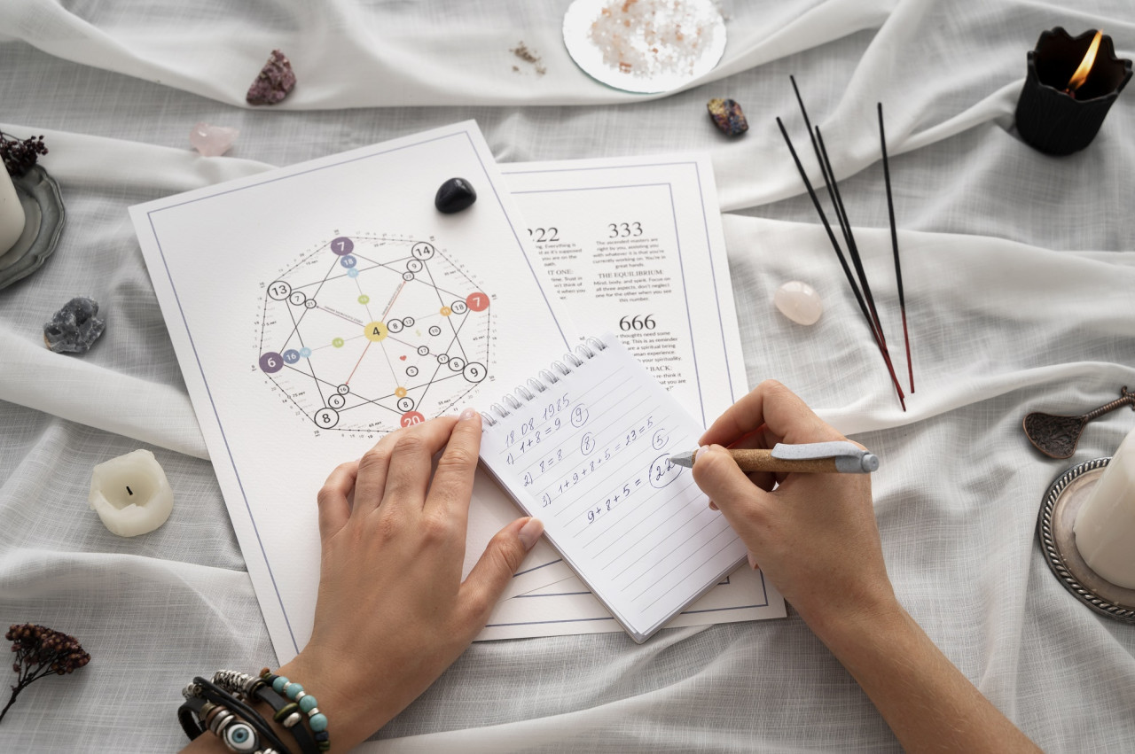 Numerología, astrología, karma. Foto Freepik