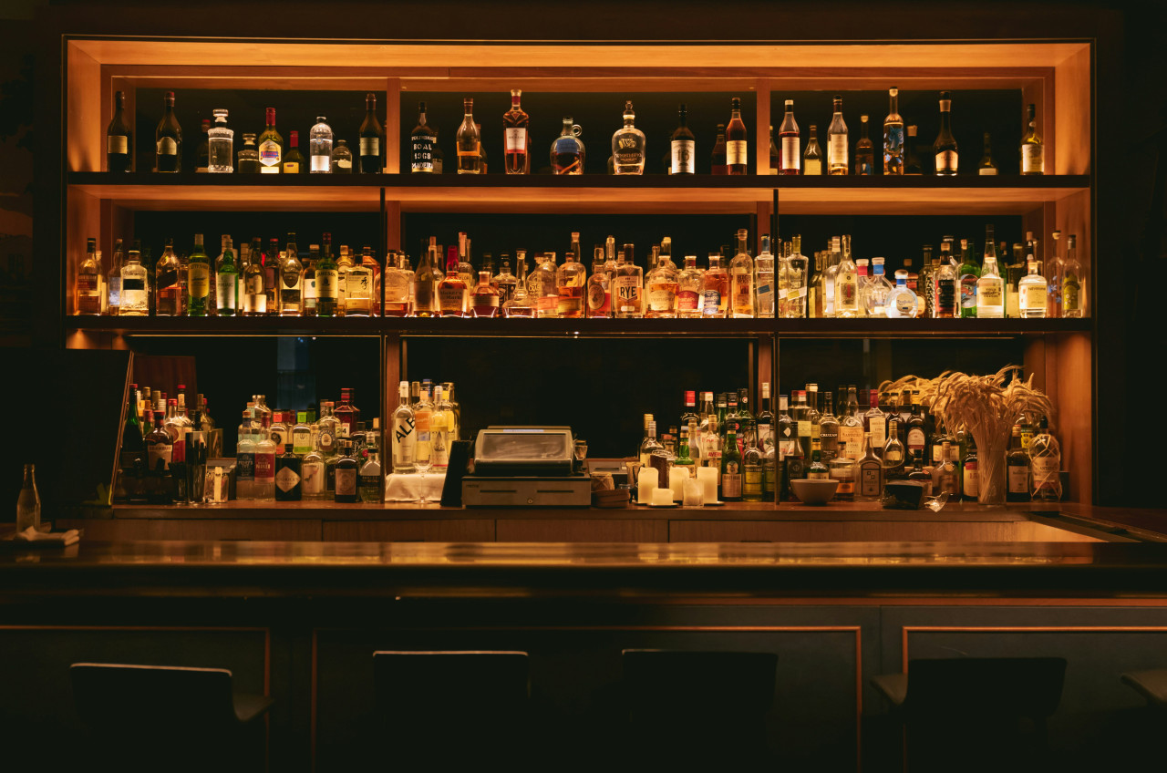 Bar, boliche, bebidas alcohólicas. Foto: Unsplash