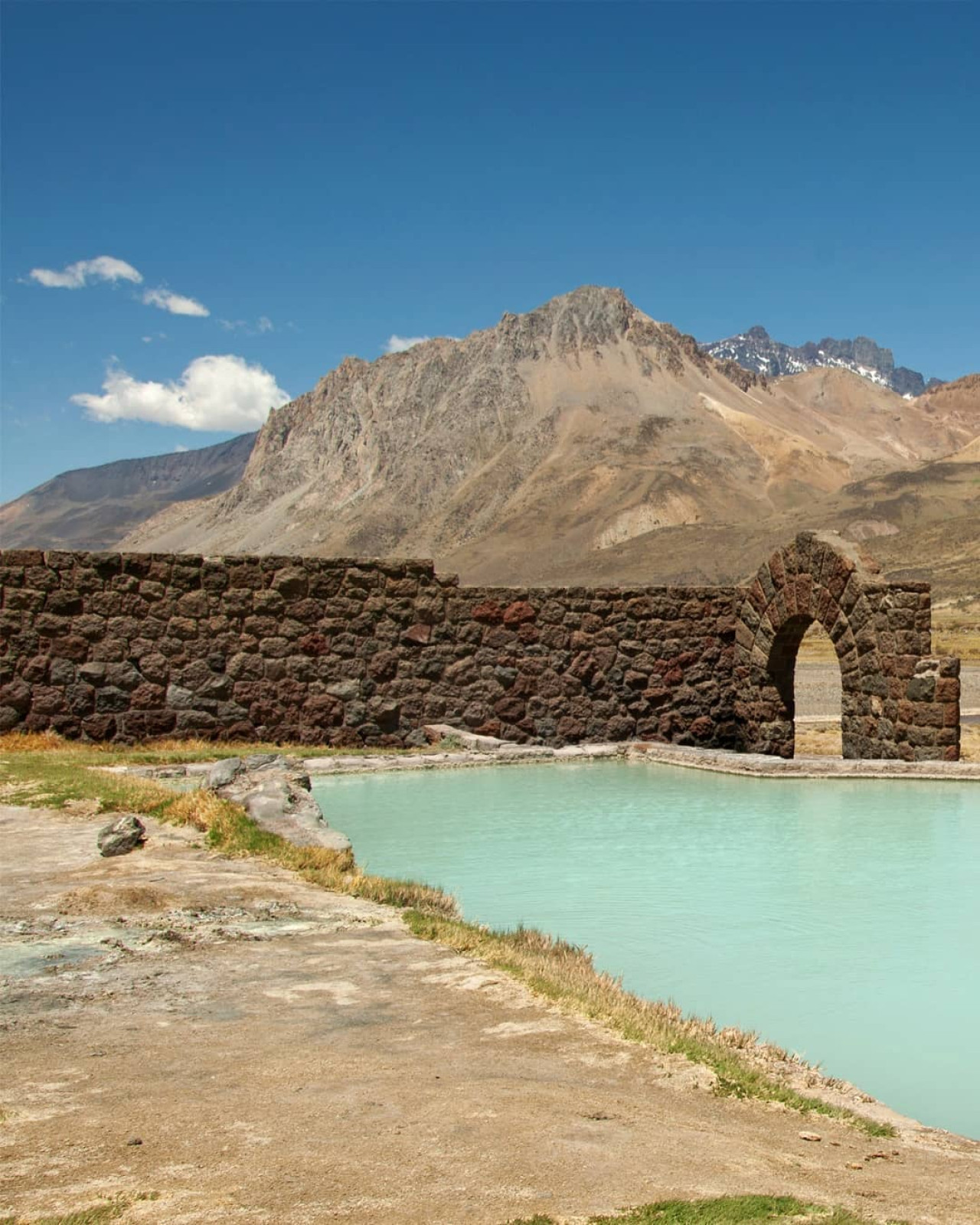 Hotel Termas El Sosneado, Mendoza. Foto Instagram @ravelfotografia