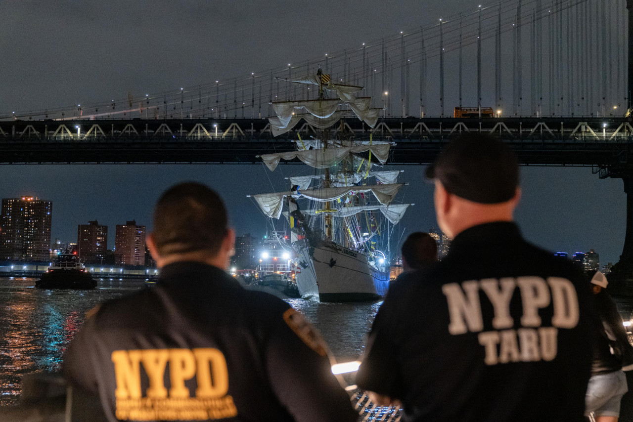 Un buque mexicano chocó contra el puente de Brooklyn en Nueva York. EFE