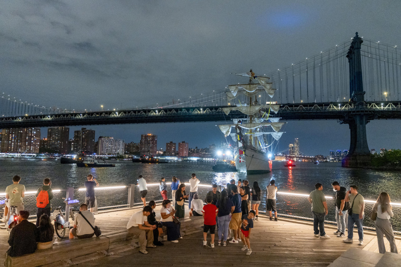 Un buque mexicano chocó contra el puente de Brooklyn en Nueva York. EFE