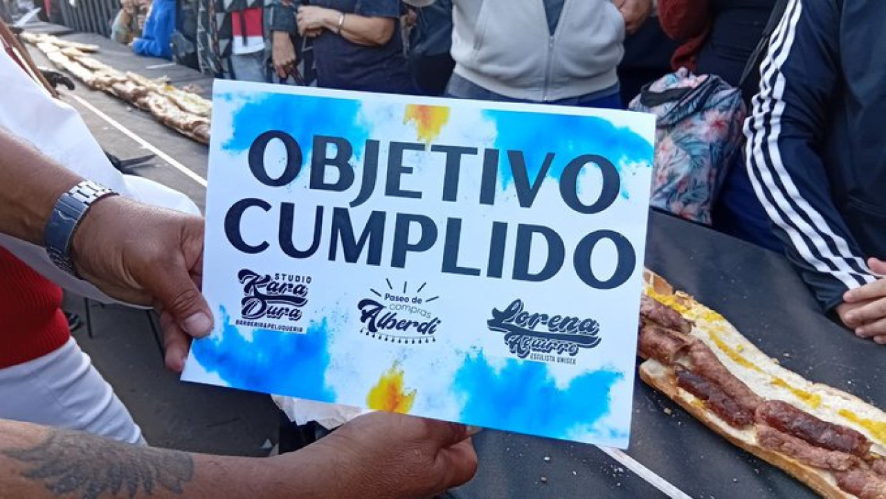 Santo Tomé hizo el choripán más largo del mundo. Foto X @AiredeSantaFe