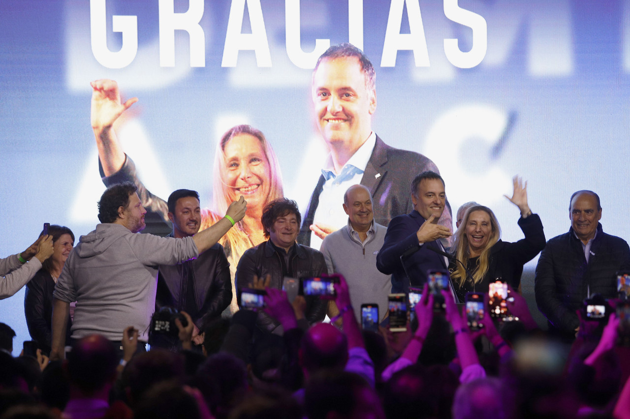 Manuel Adorni junto a Javier Milei en el búnker de LLA. Foto: NA/Damián Dopacio