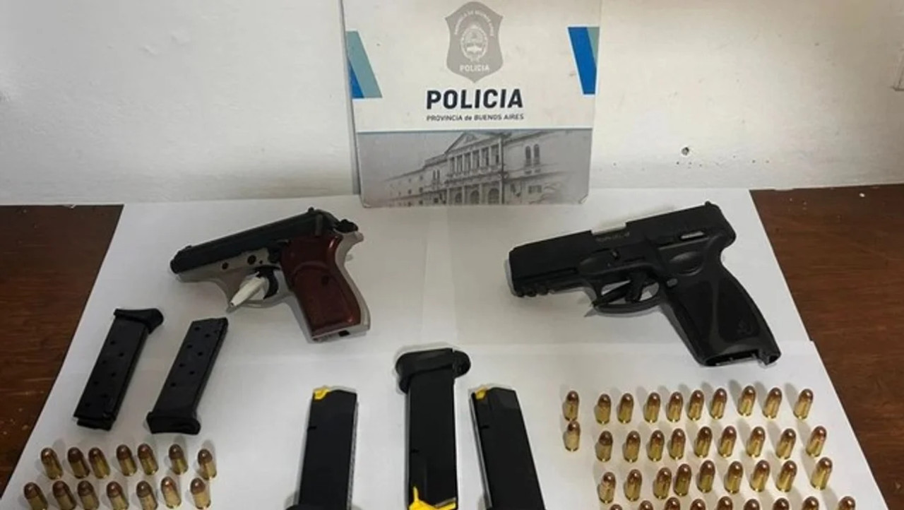 Se llevó a cabo un allanamiento donde se secuestraron varias armas de fuego. Foto: NA.