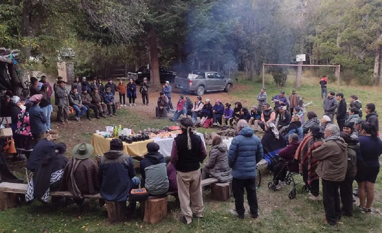 Mapuches bloquean acceso a un predio ocupado en Villa la Angostura. Foto: Facebook