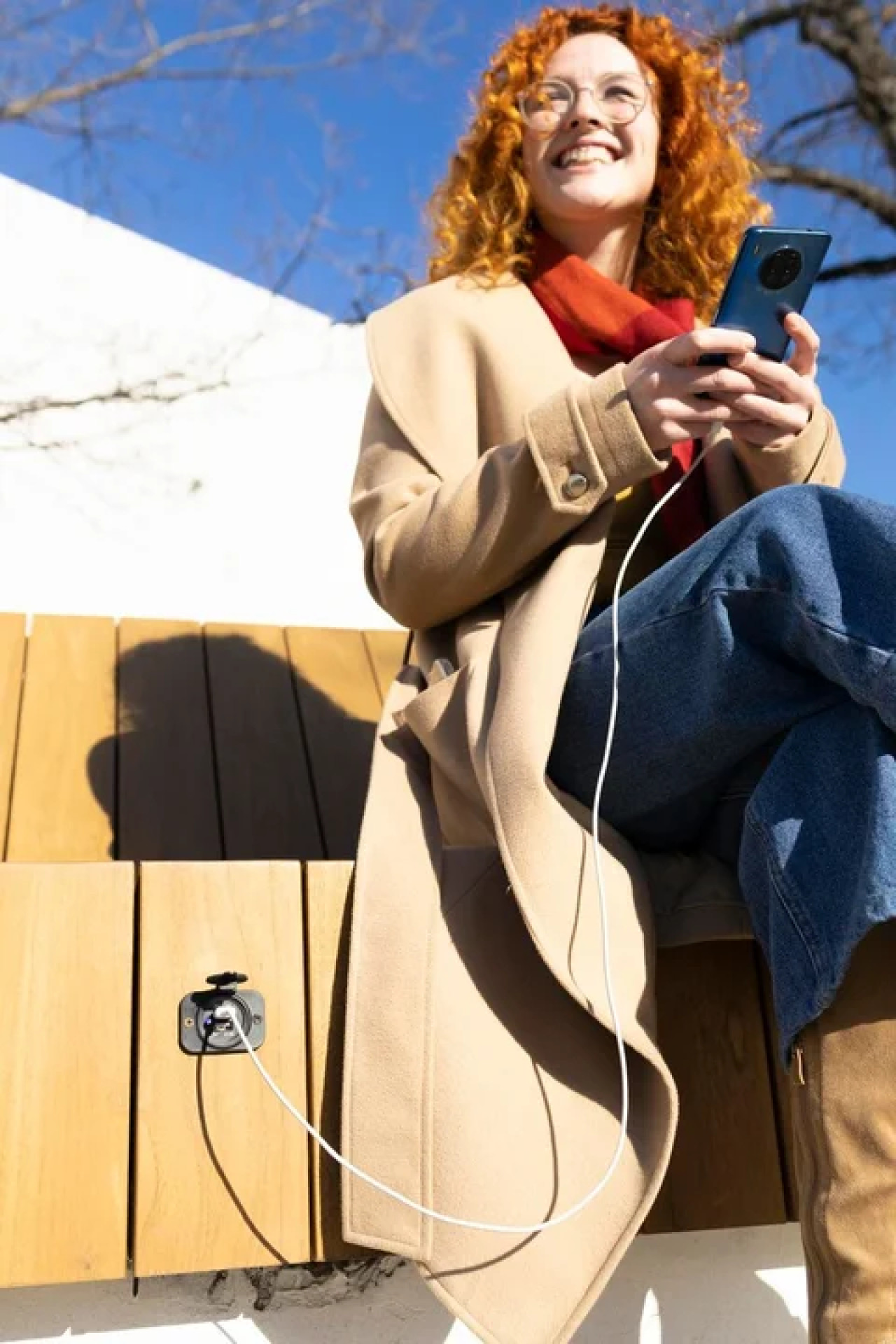 No cargar el celular en un lugar público, un consejo útil. Foto: Freepik.