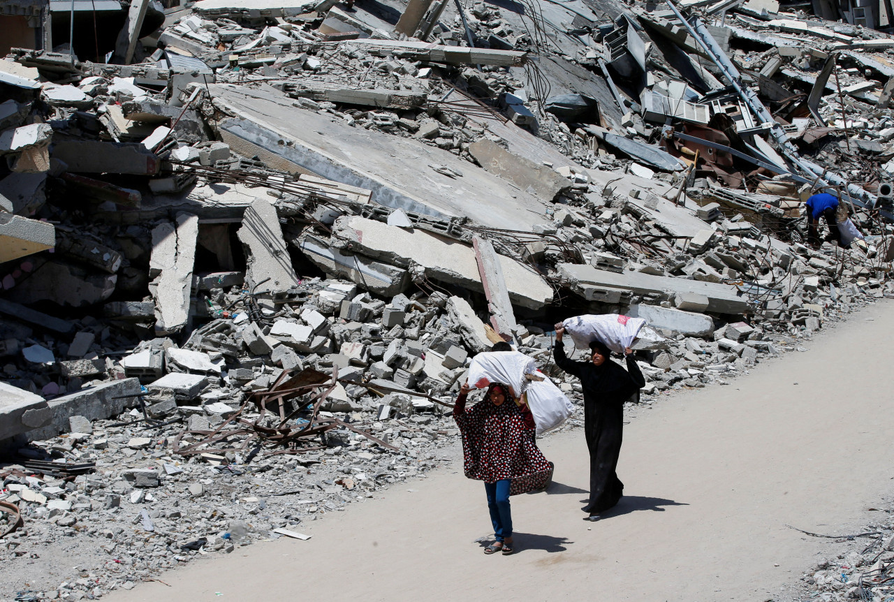 Reparto de ayuda humanitaria en la Franja de Gaza. Foto: REUTERS/Mahmoud Issa.