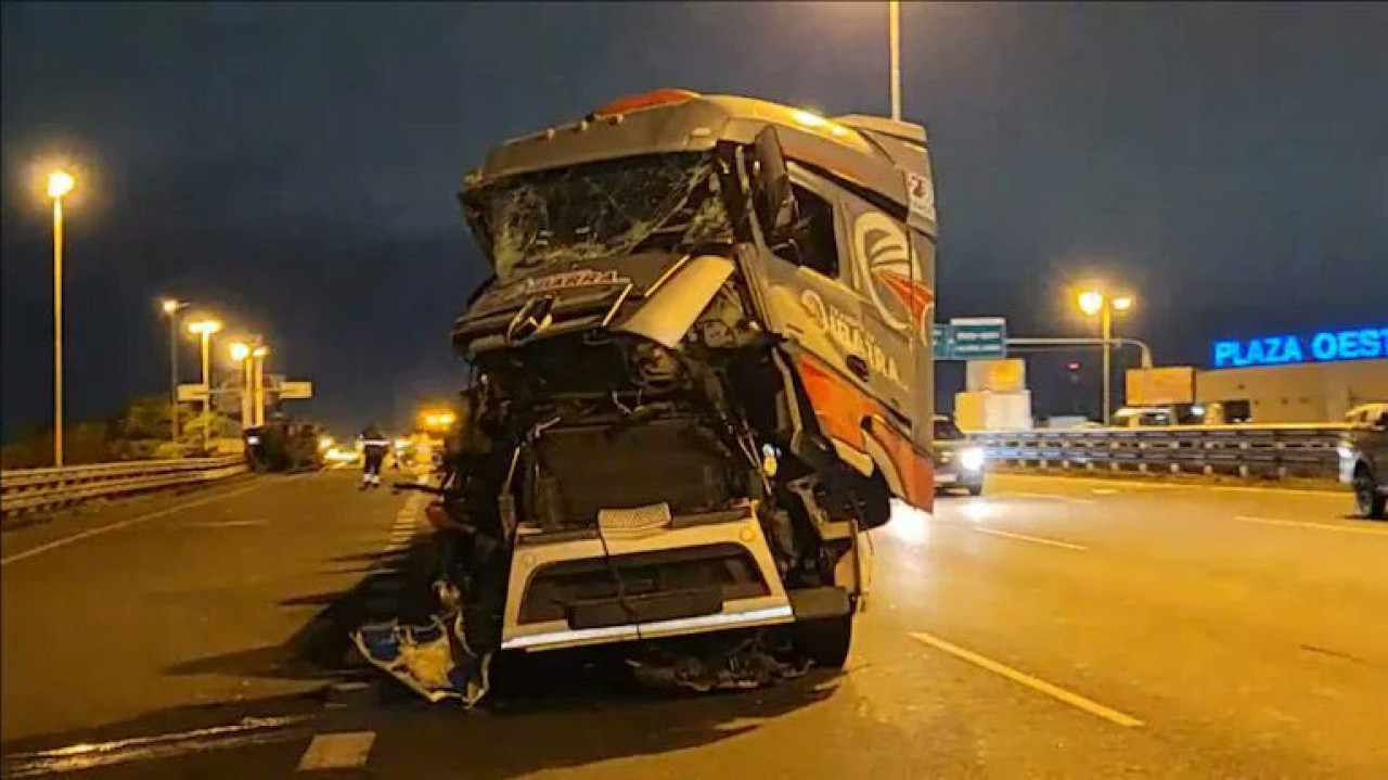 Choque entre un camión y un colectivo en Acceso Oeste. Foto: X.