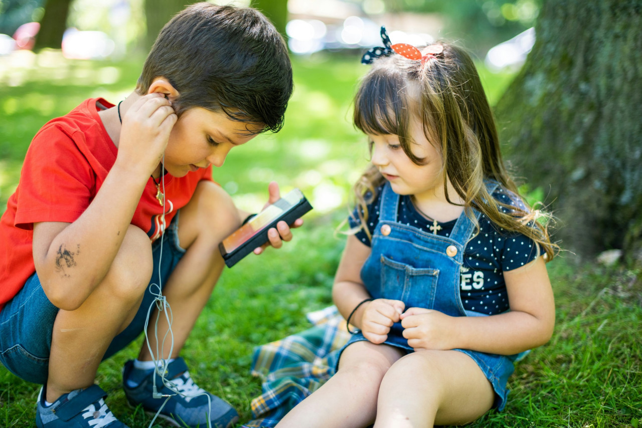 Niños usando el celular. Foto UNSPLASH