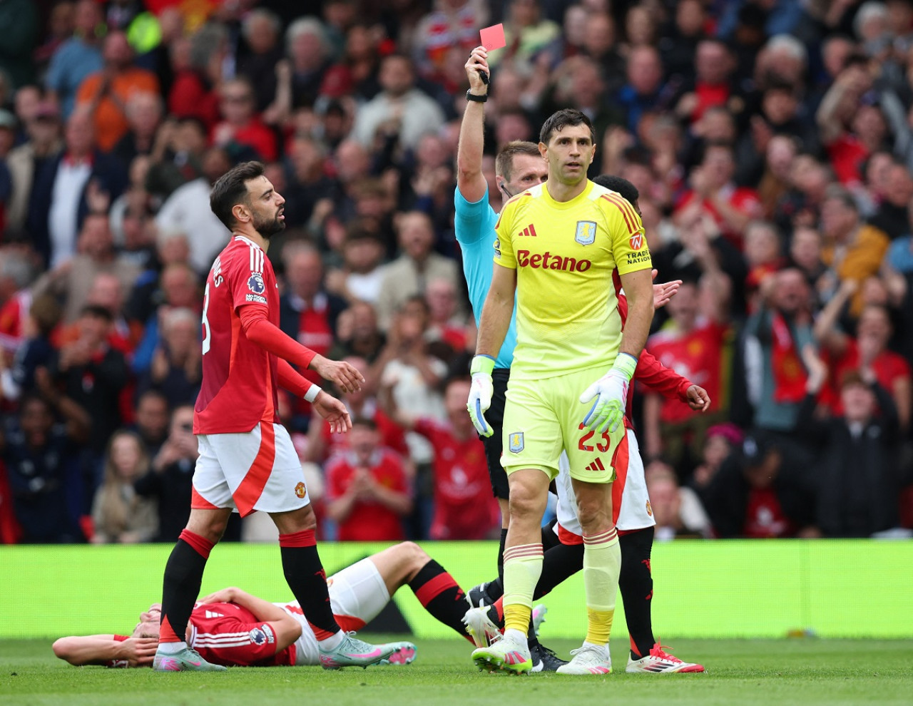 Emiliano "Dibu" Martínez fue expulsado ante Manchester United. Foto: Reuters (Craig Brough)