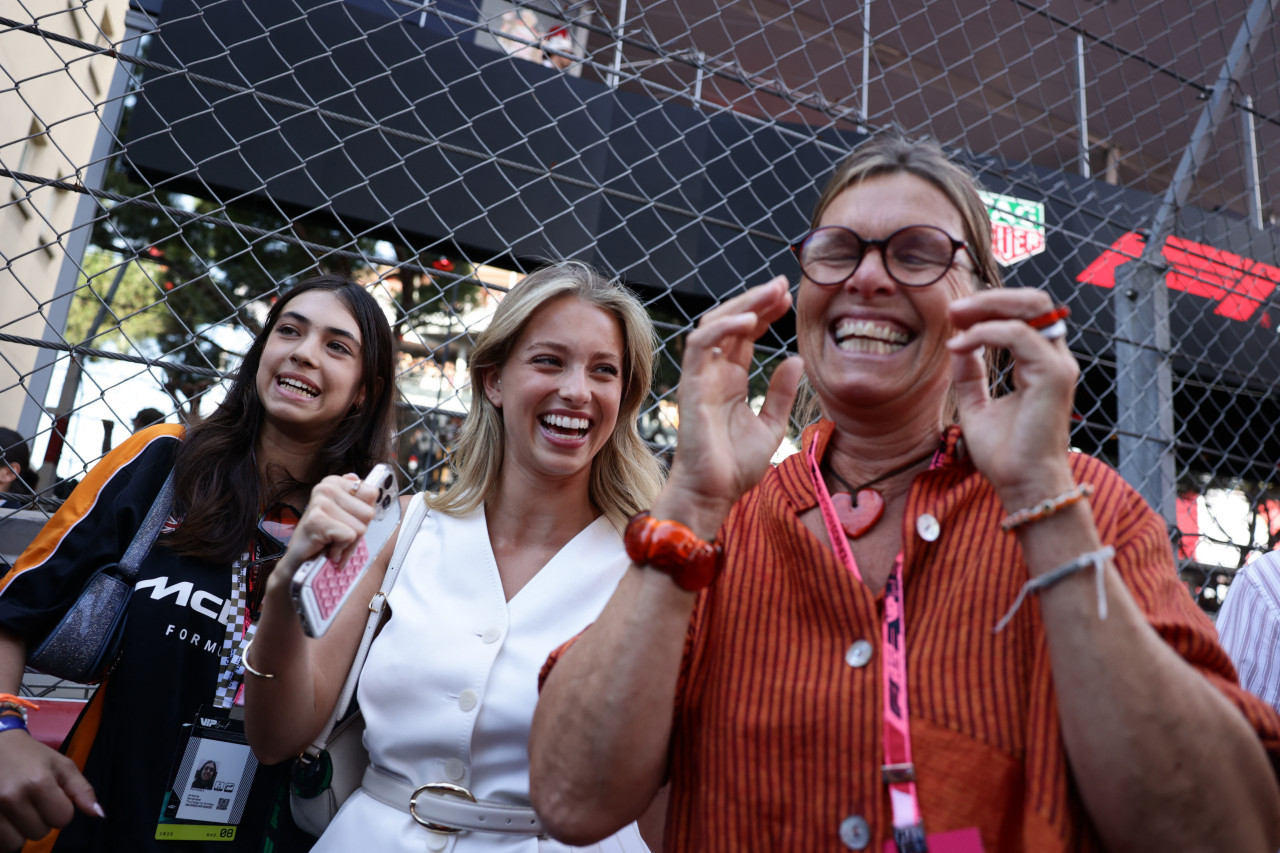 Magui Corceiro junto a su mamá, Cisca Wauman, festejando tras el triunfo de Norris en el Gran Premio de Mónaco. Foto: REUTERS/Jakub Porzycki