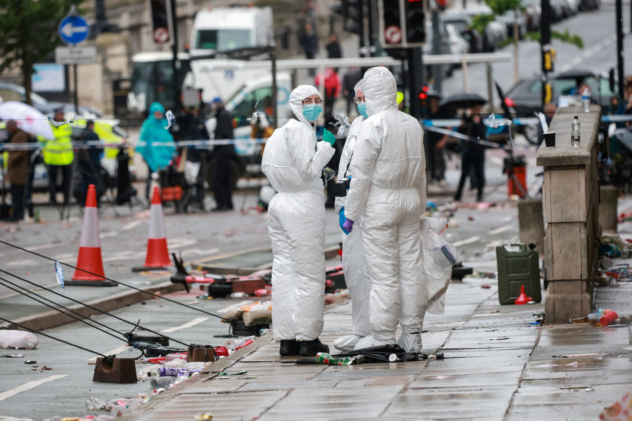 Consecuencias del incidente del conductor que atropelló a los aficionados en el desfile de Liverpool. Foto: Reuters/Phil Noble.