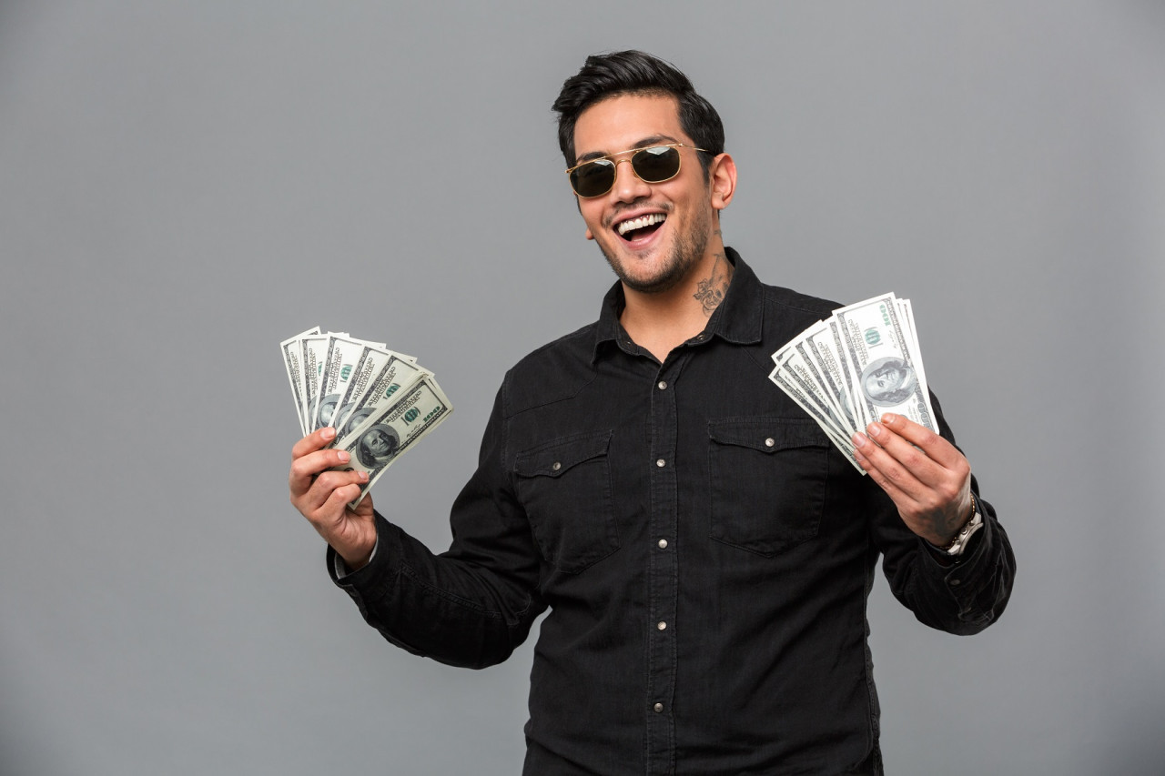 Dinero, horóscopo. Foto: Freepik