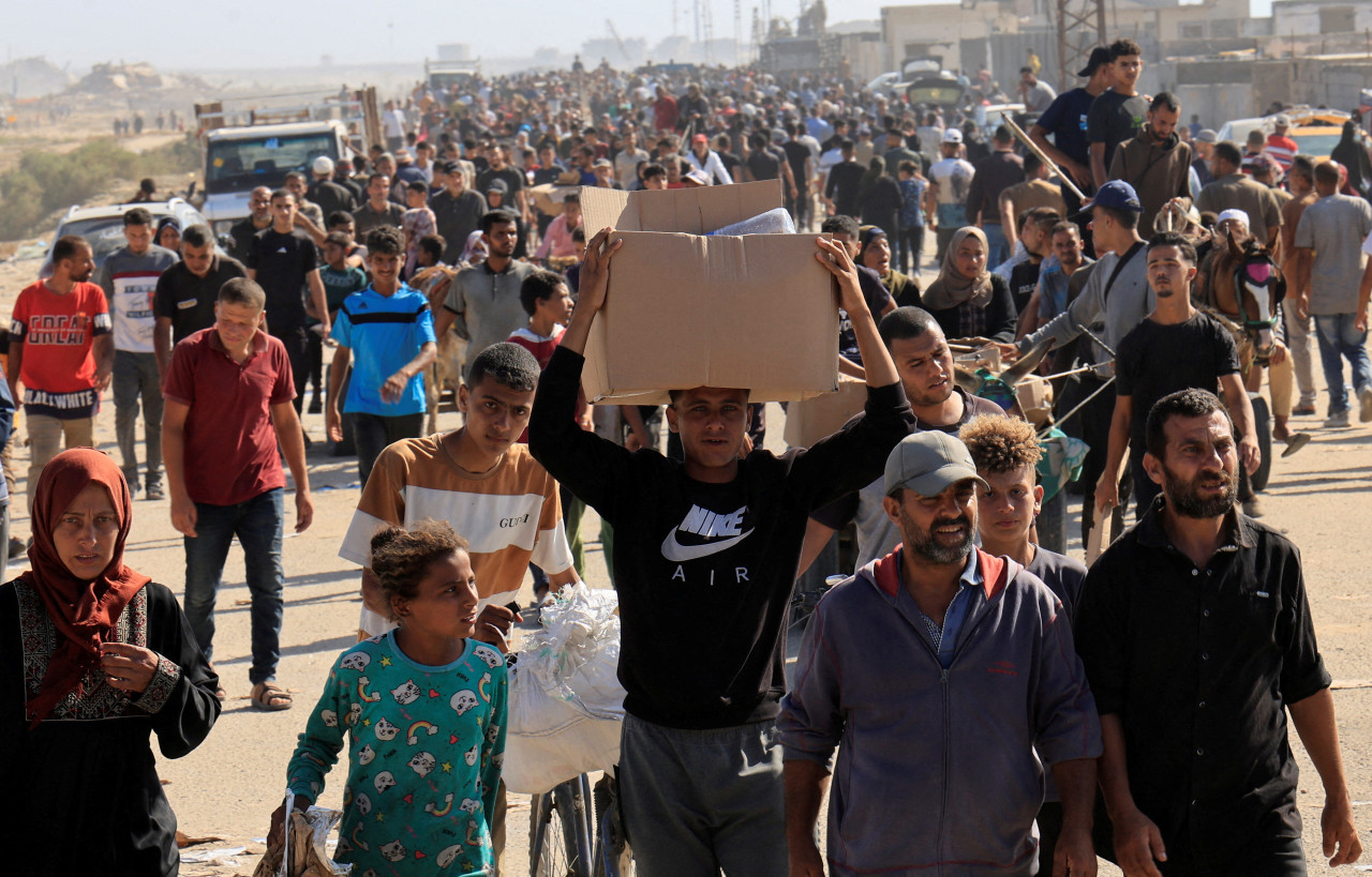Entrega de ayuda humanitaria en la Franja de Gaza. Foto: REUTERS/Hatem Khaled.