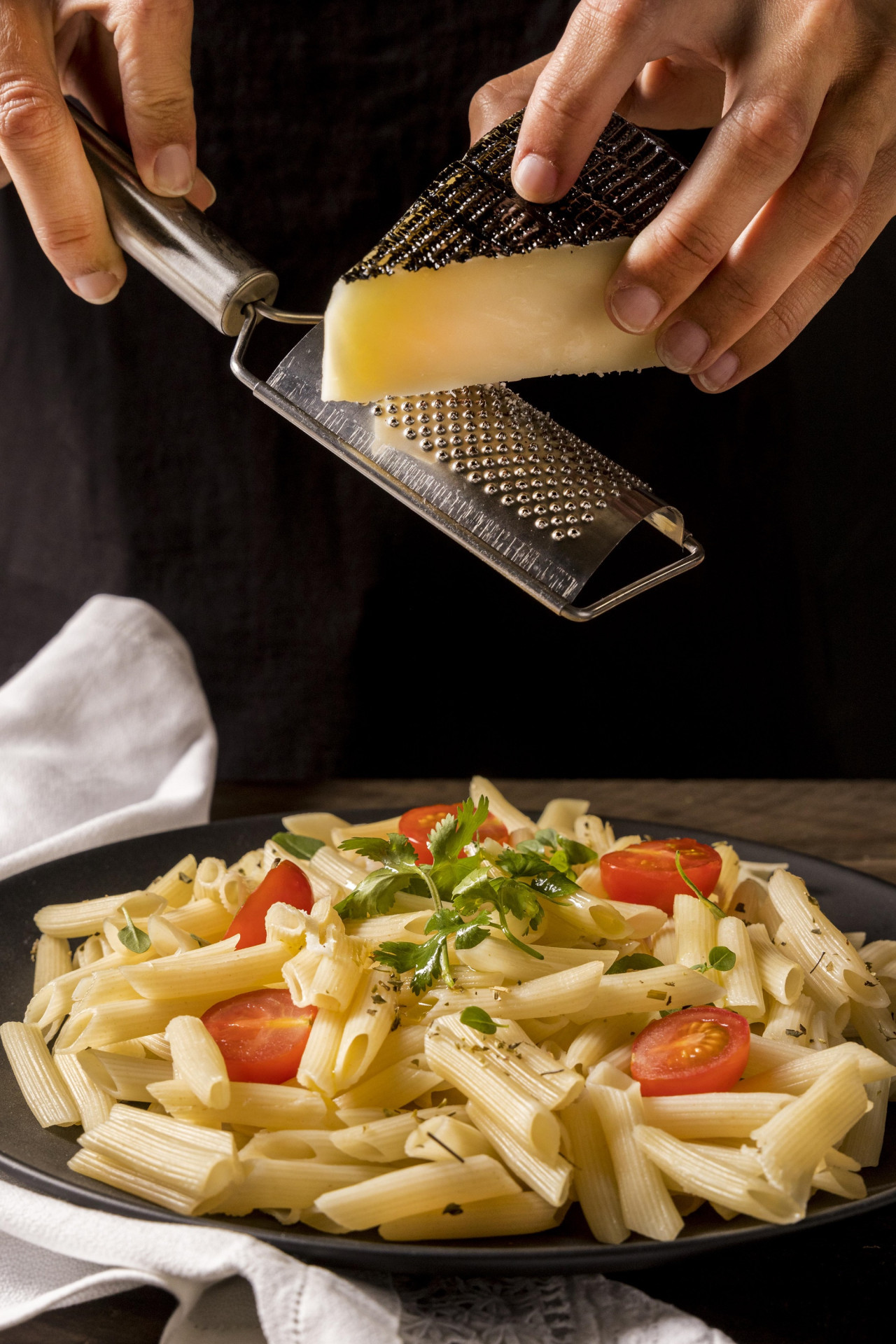 Fideos cacio e pepe. Foto FREEPIK