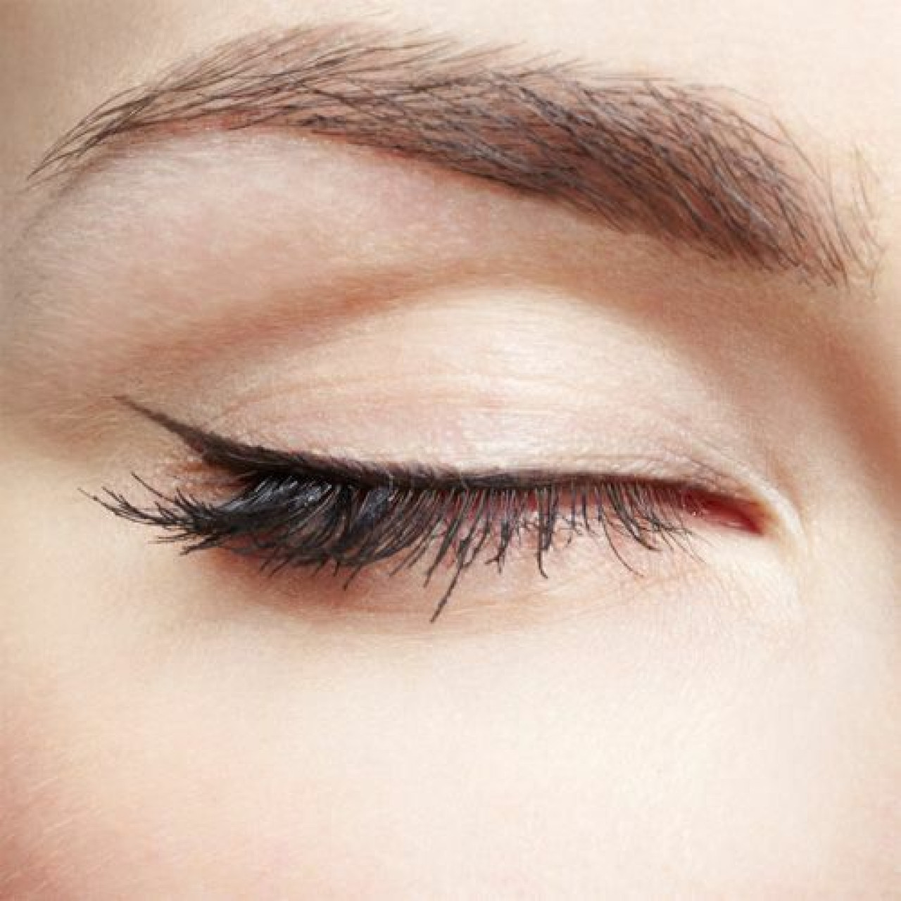 Delineado, maquillaje, ojo, mirada. Foto PINTEREST