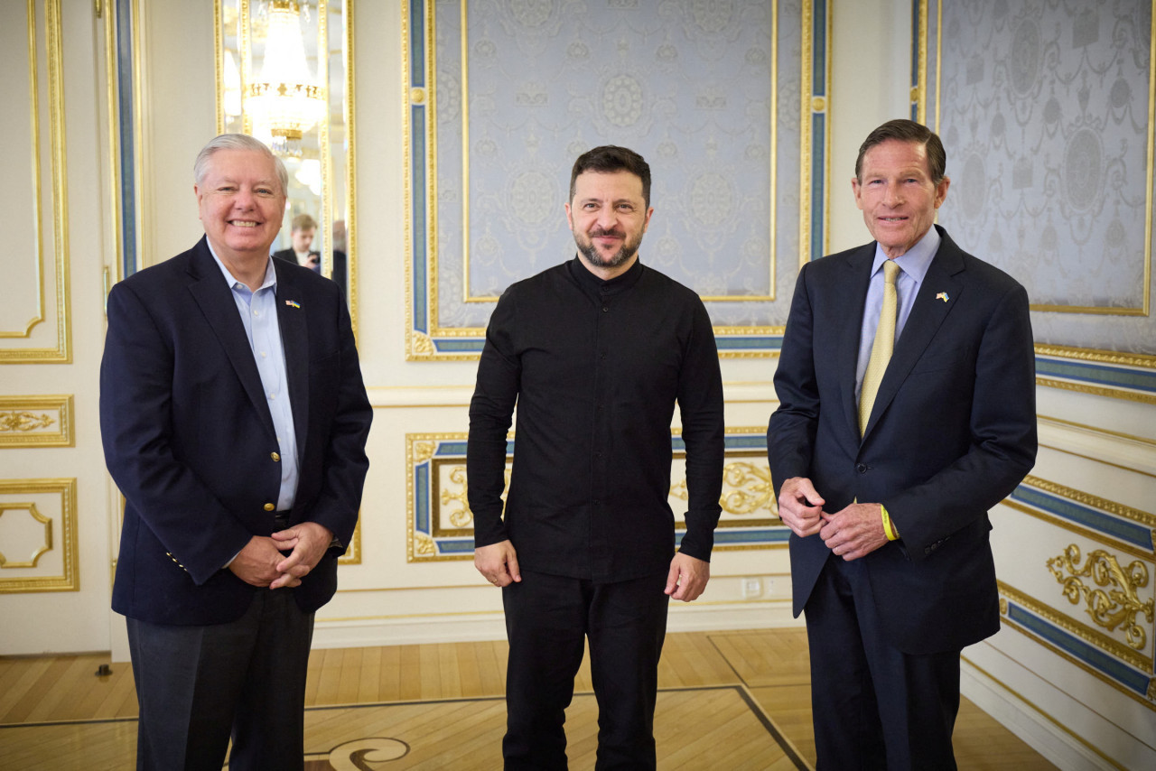 Los senadores estadounidenses Lindsey Graham y Richard en París junto a Volodimir Zelenski. Foto: Reuters/Servicio de prensa presidencial de Ucrania