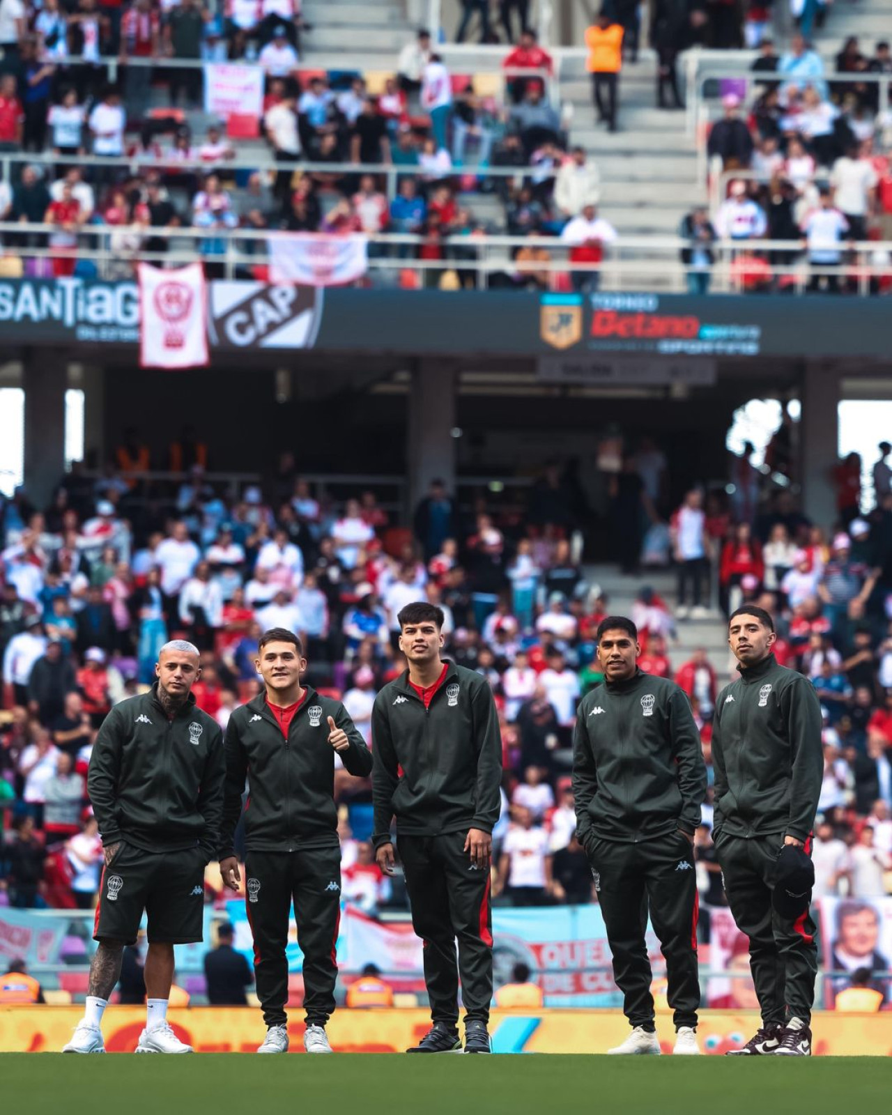 Los futbolistas de Huracán, a la espera del gran partido. Foto: X @CAHuracan