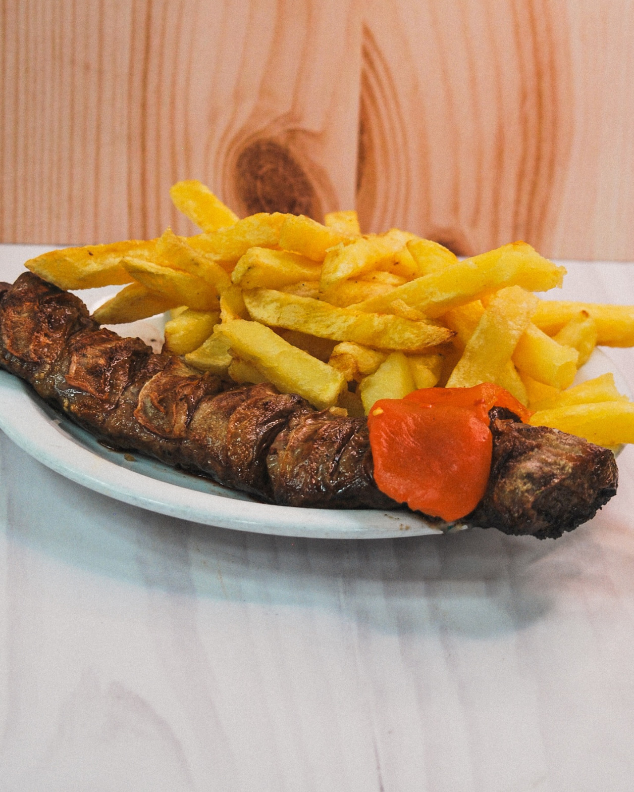 Carne con papas fritas; comida. Foto: Instagram/@el_cedron