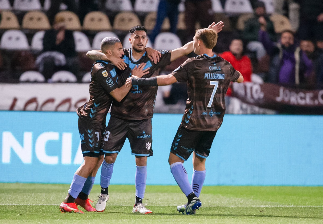 Ignacio Vázquez (medio), el capitán de Platense que quiere Boca. Foto: NA.