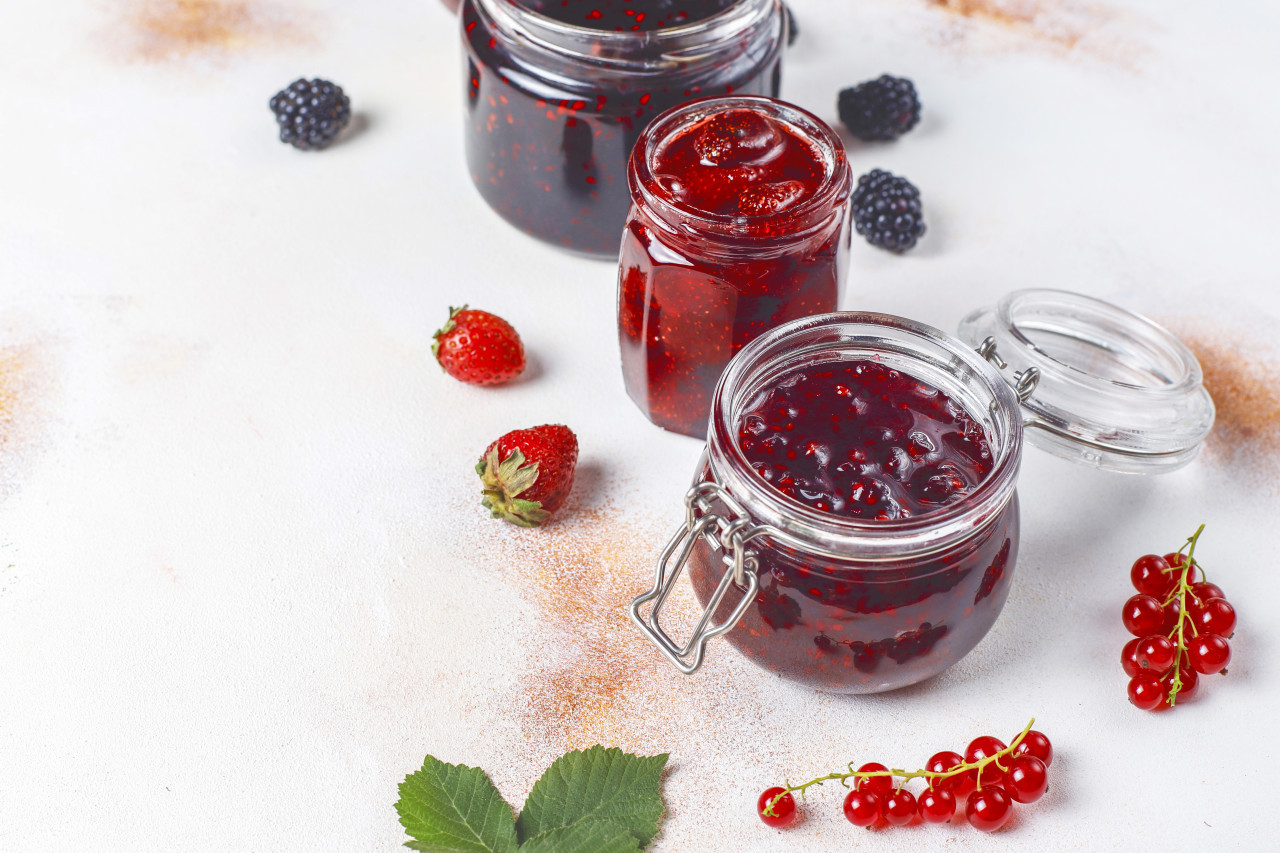 Mermelada frutos rojos. Foto: Freepik