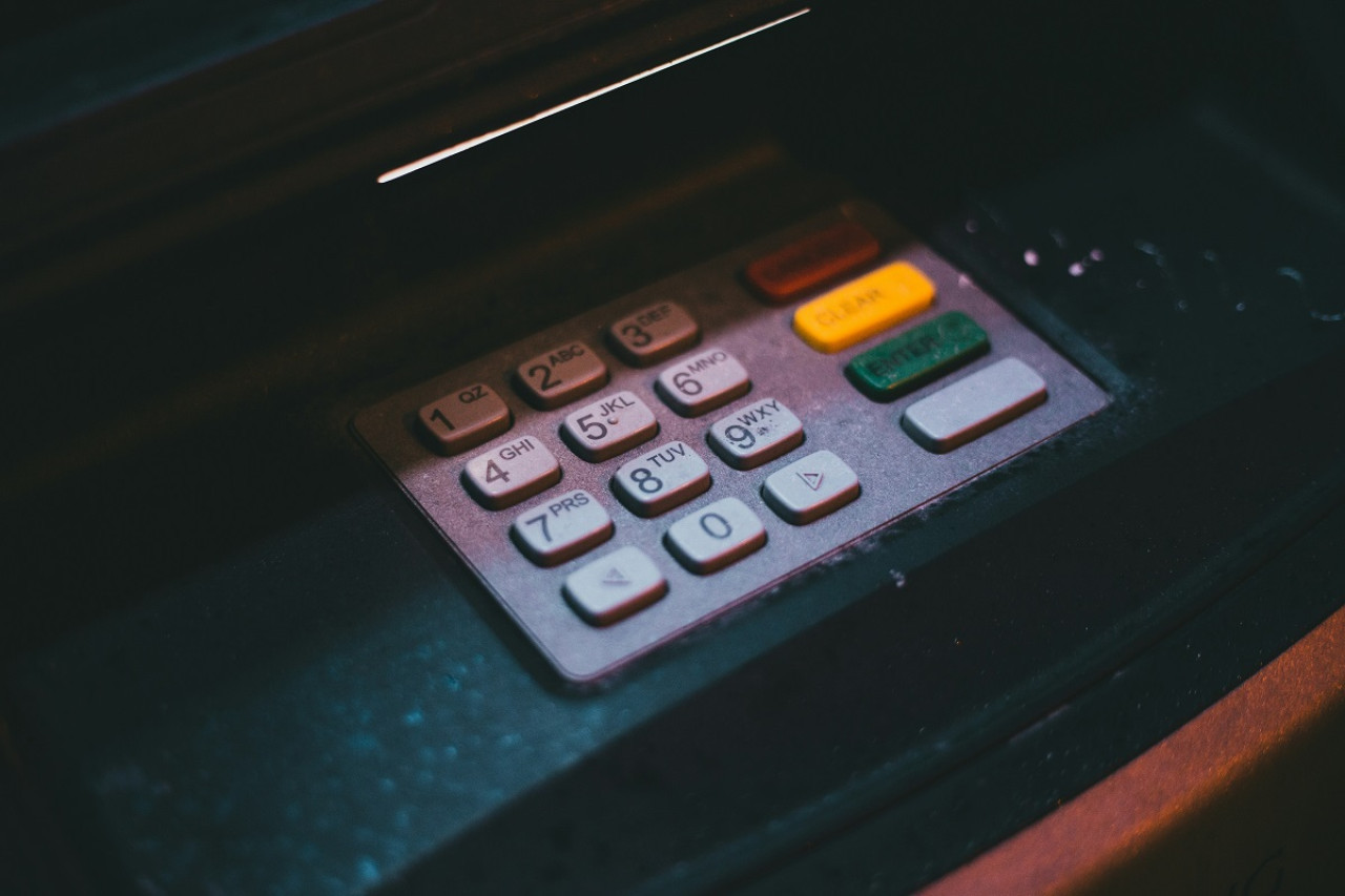 Los cajeros automáticos deberán tener teclados en Braille y sistemas guiados por voz. Foto: Unsplash.
