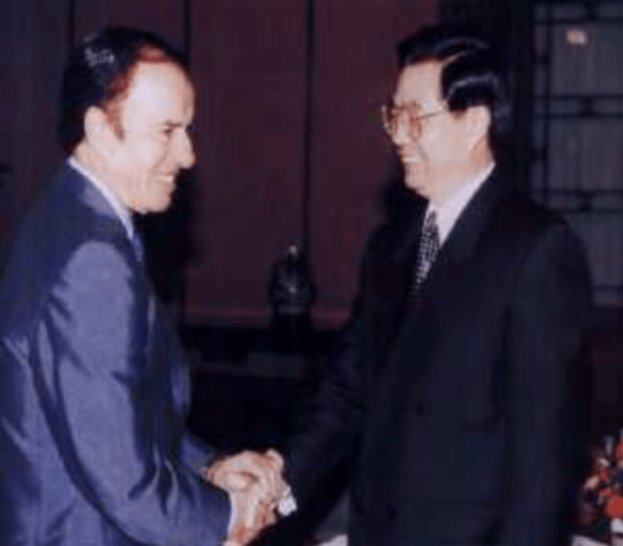 El presidente menem con Hu Jintao (luego Presidente de China), durante su visita a Argentina en 1994 como miembro del Politburó. Foto: Reporte Asia.