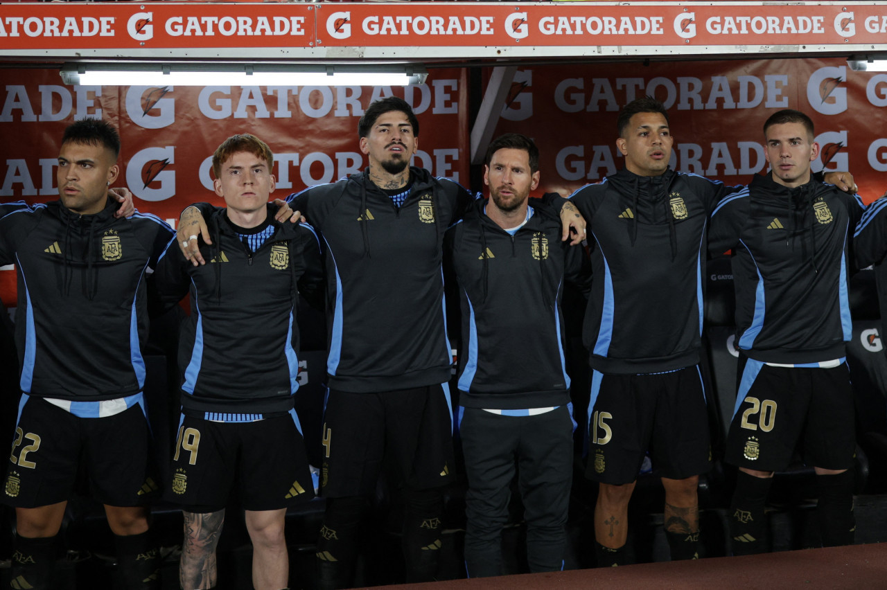 Valentín Barco fue al banco de la Selección Argentina ante Chile. Foto: Reuters/Pablo Sanhueza