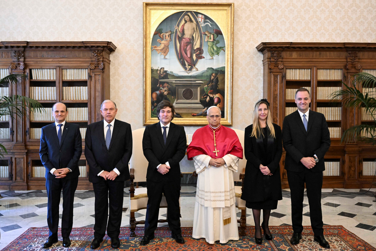 Javier Milei junto a León XIV en el Vaticano. Foto: REUTERS.