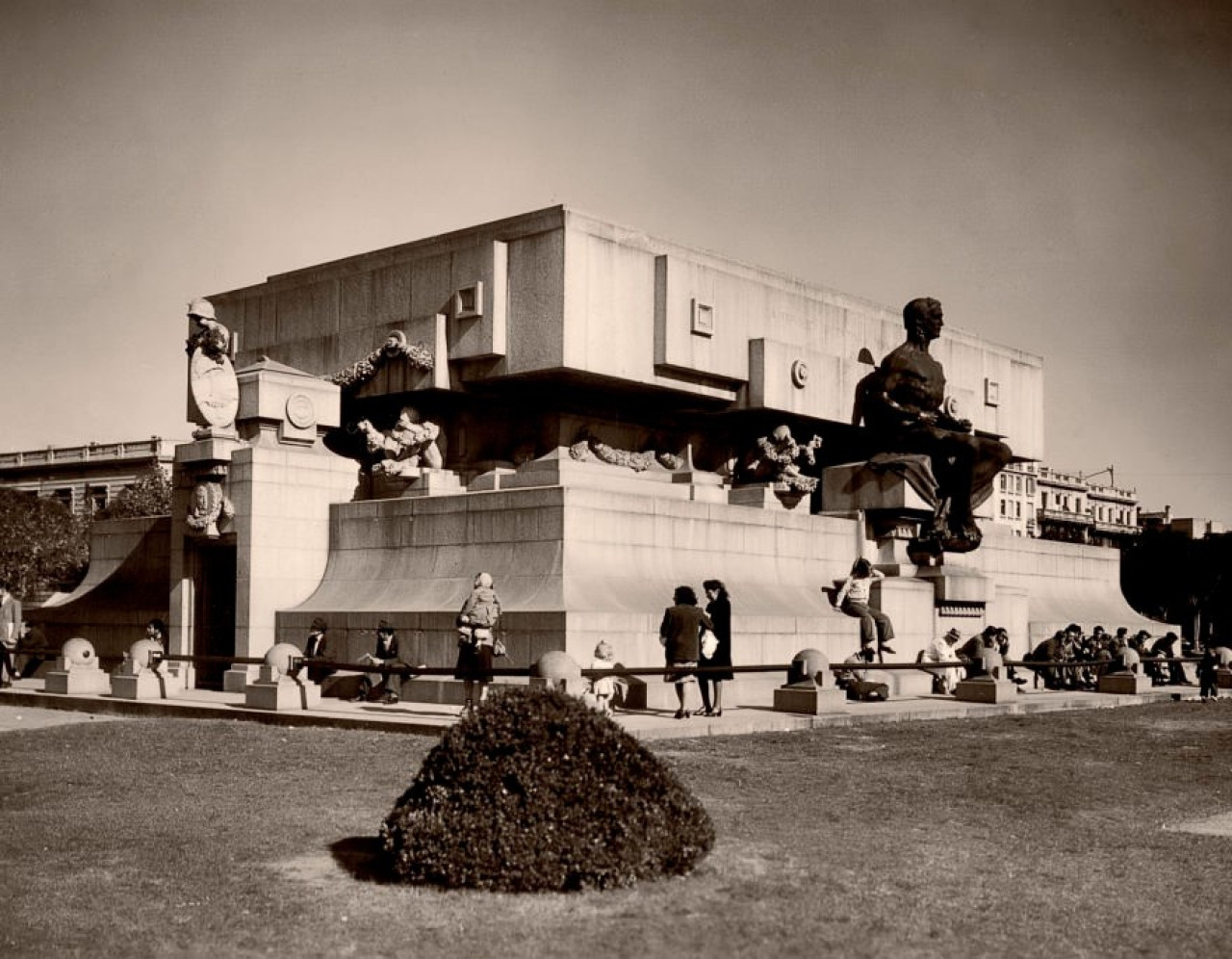 El mausoleo años antes. Foto: AGN