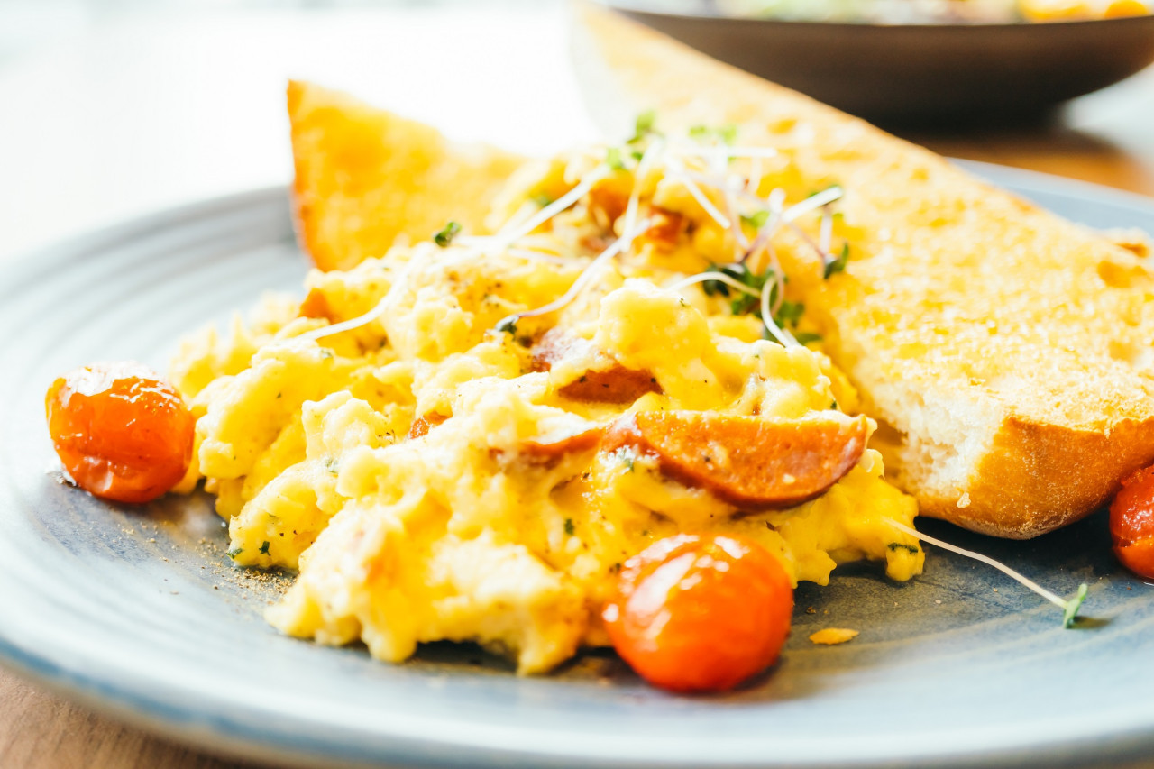 Huevos revueltos. Foto FREEPIK