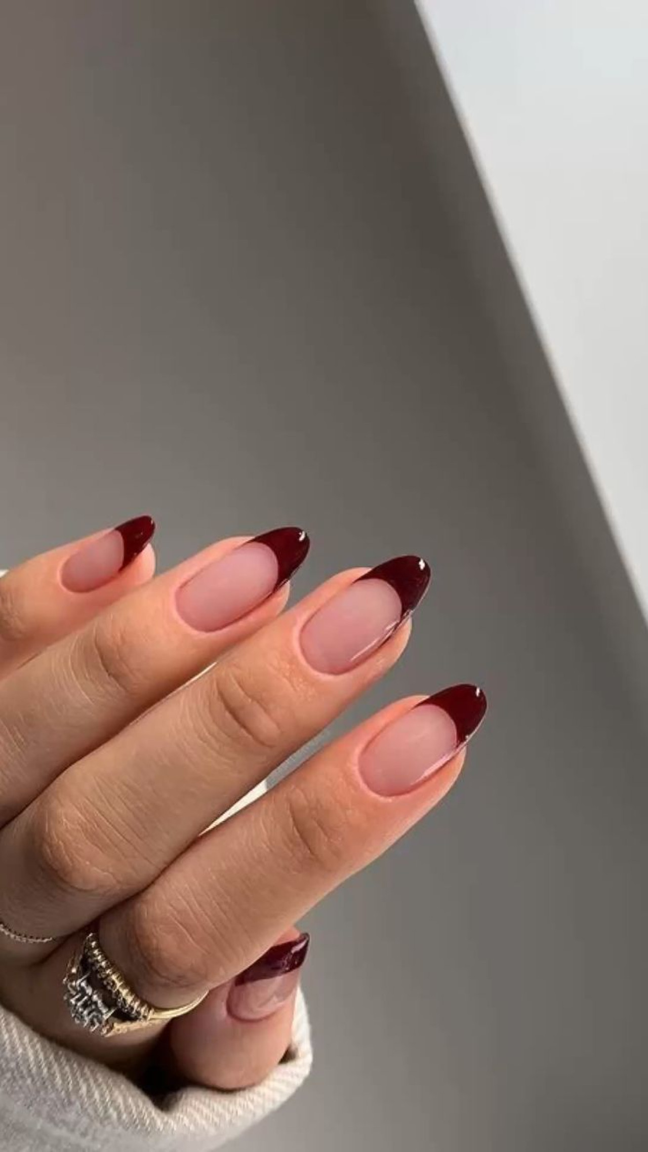 Uñas color cherry. Foto PINTEREST