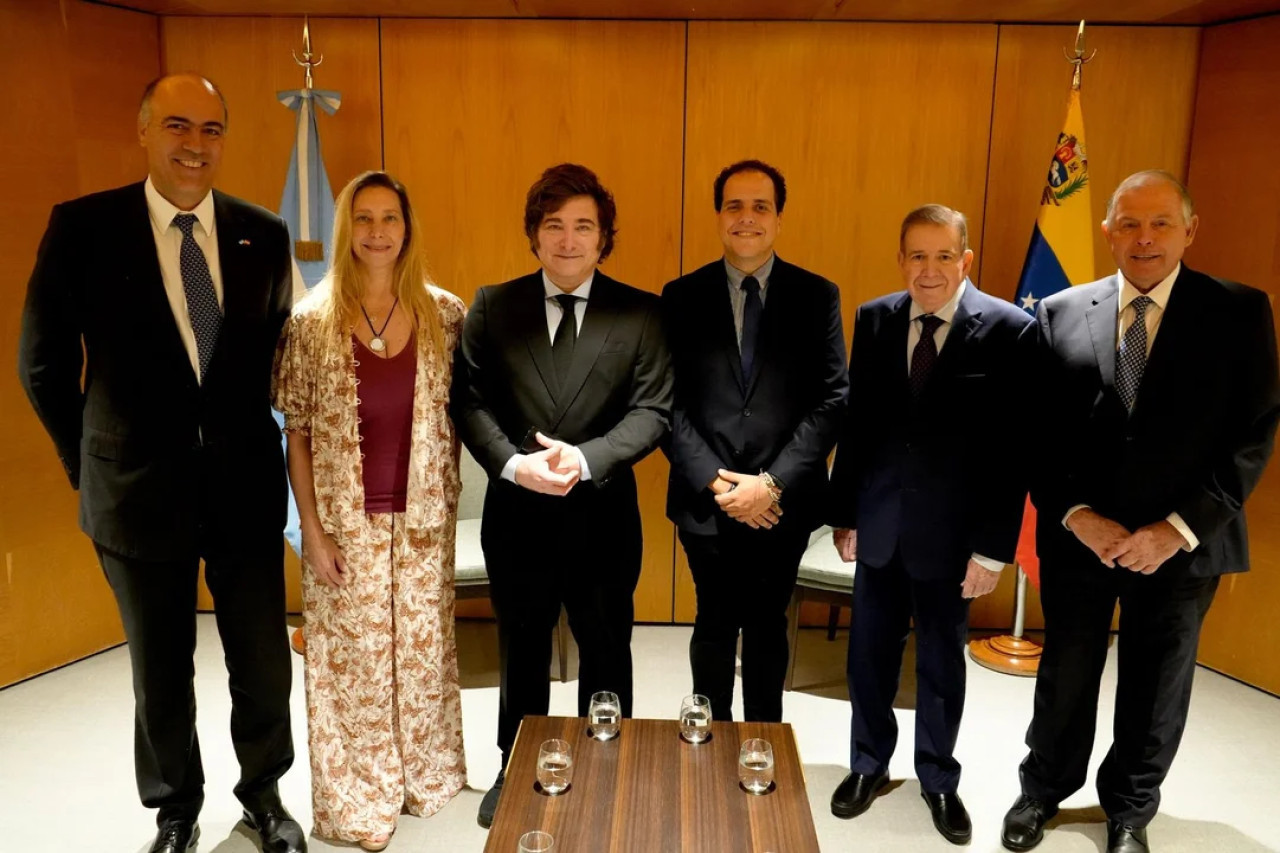 Javier Milei junto a Edmundo González Urrutia. Foto: NA.