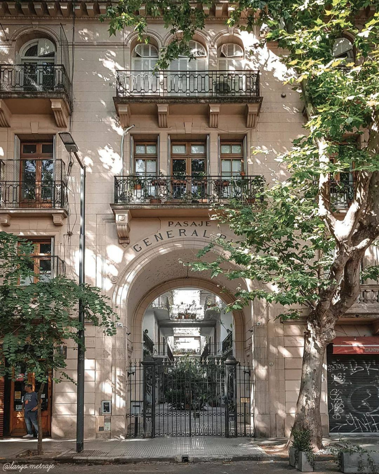 Pasaje General Paz, Colegiales. Foto Instagram @turismobuenosairesok