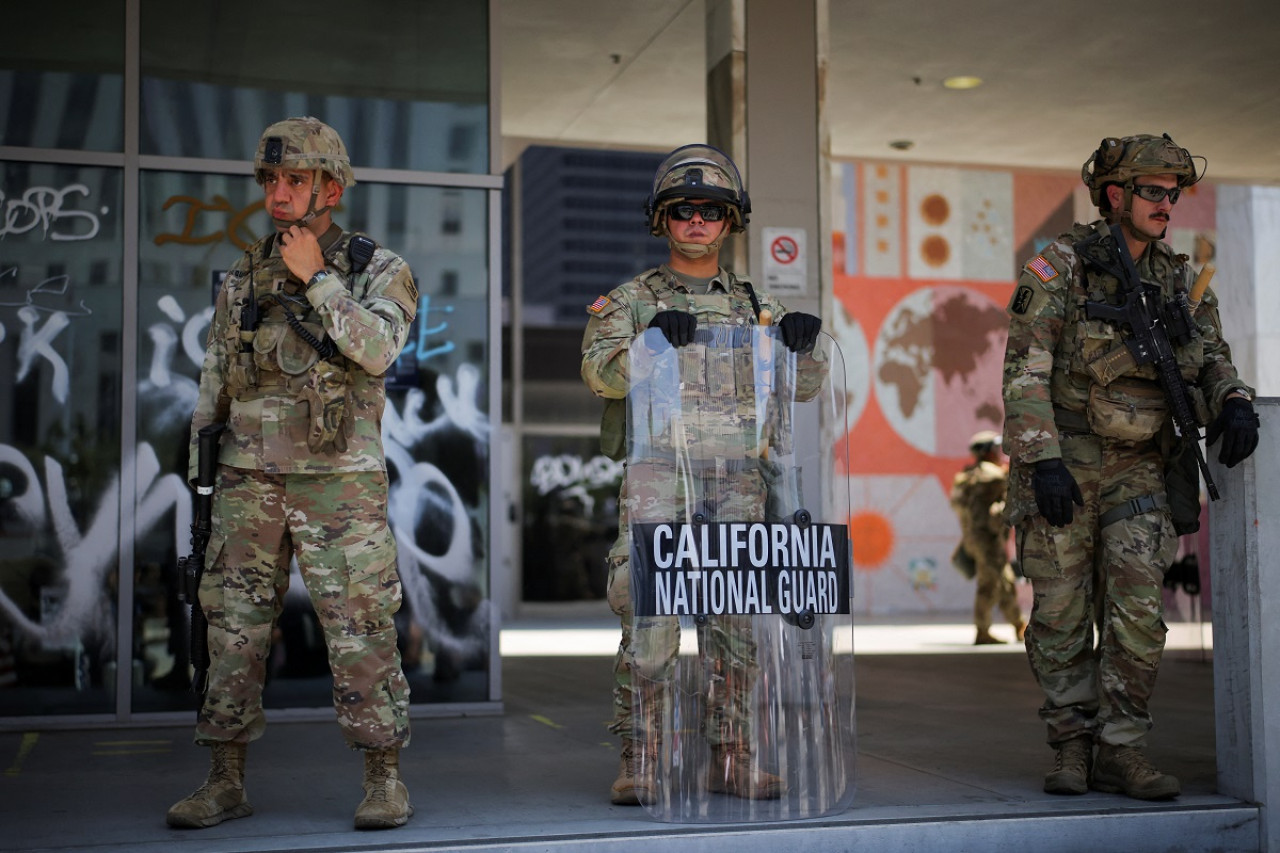 Las tropas desplegadas en Los Ángeles tras las protestas migratorias. Foto: Reuters (Daniel Cole)