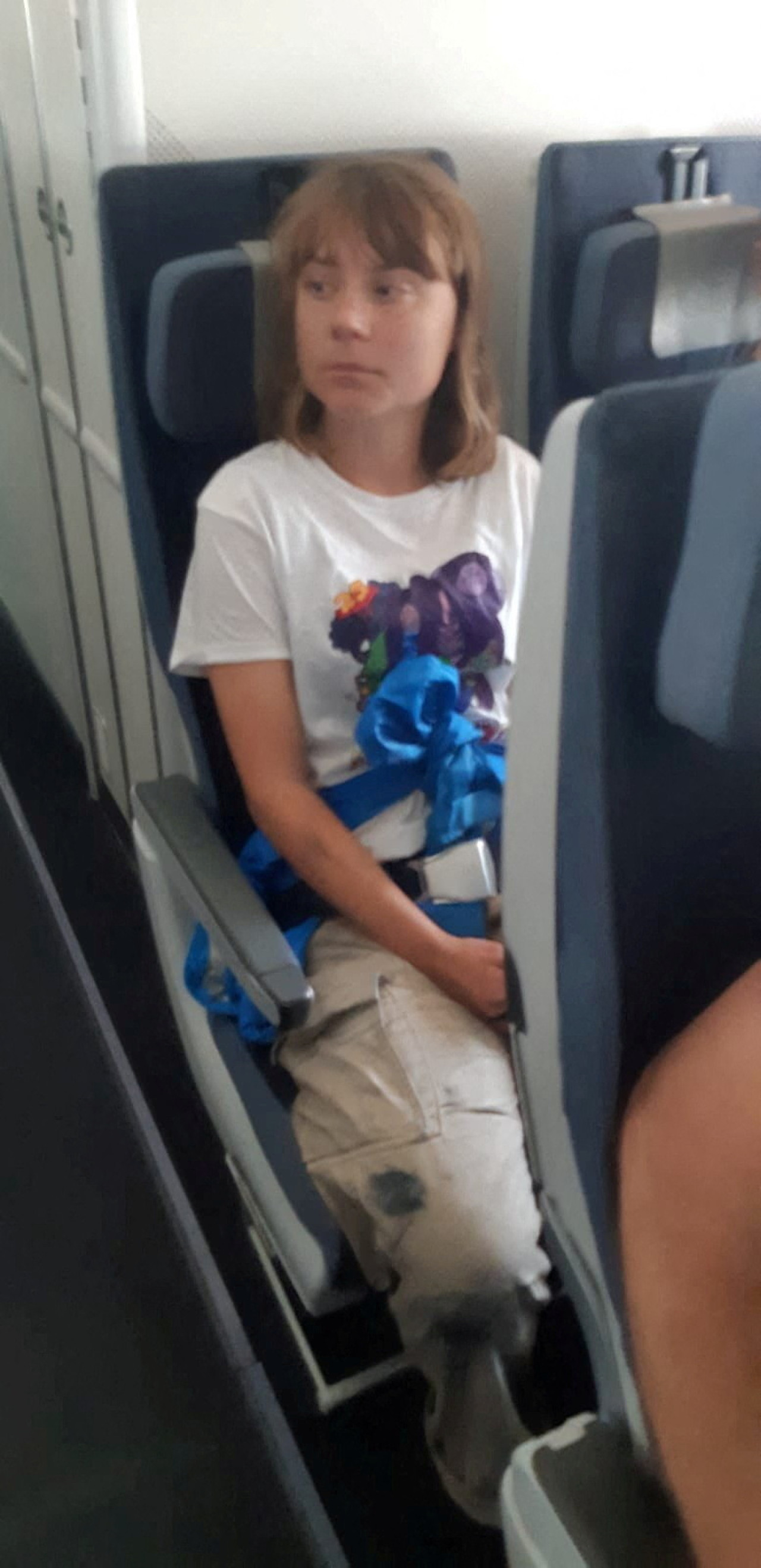 Greta Thunberg a bordo del avión que la trasladó a Francia luego de ser deportada por Israel. Foto: Reuters.