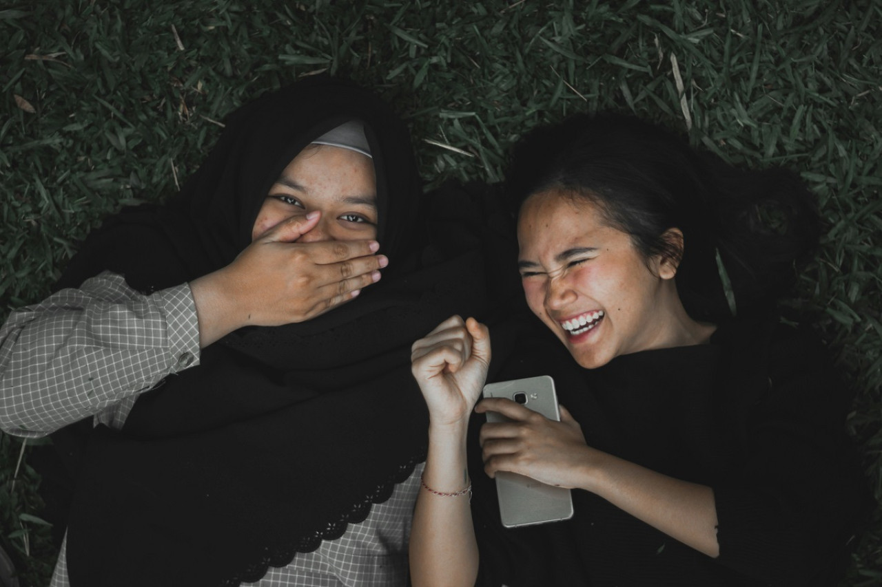 Chistes; carcajadas; risas. Foto: Unsplash.
