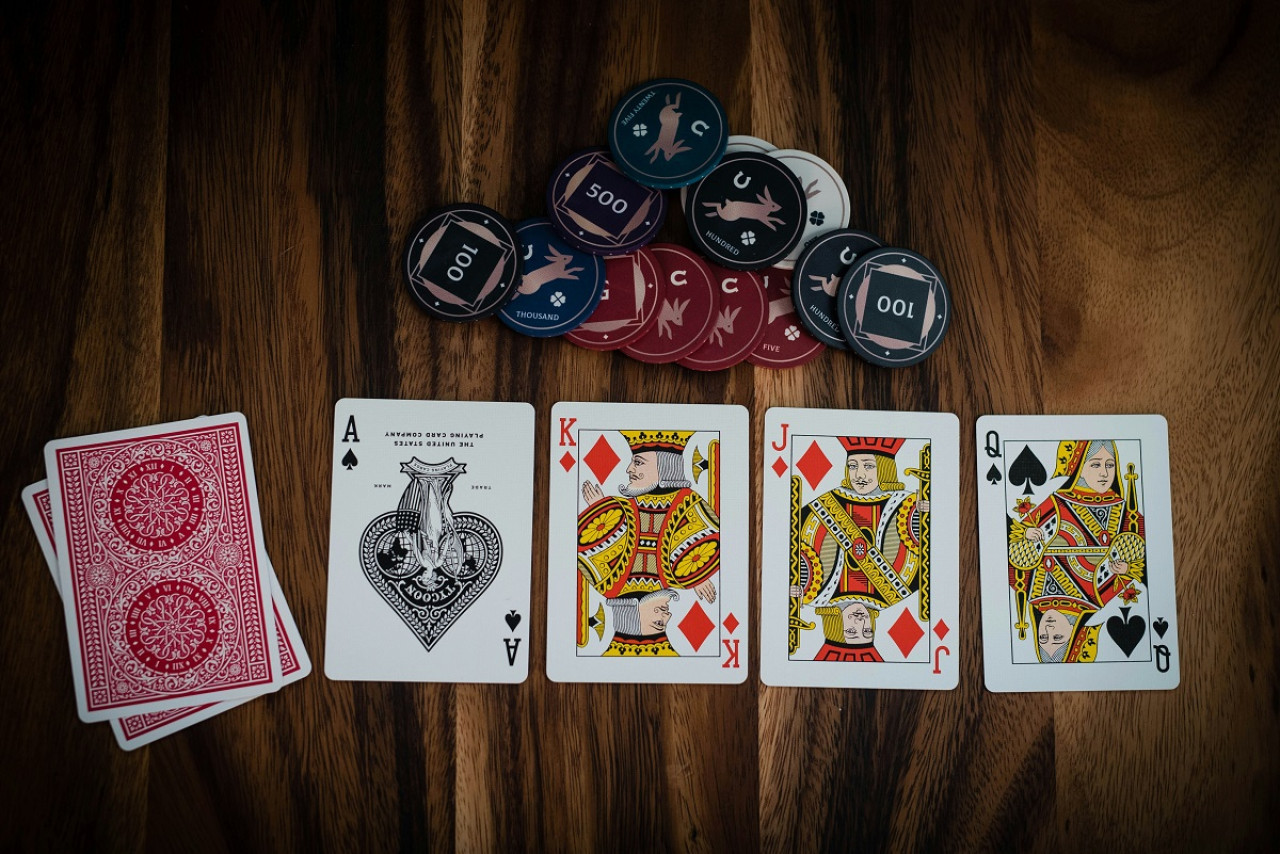 Cartas y fichas de póker, uno de los juegos más populares. Foto: Unsplash.