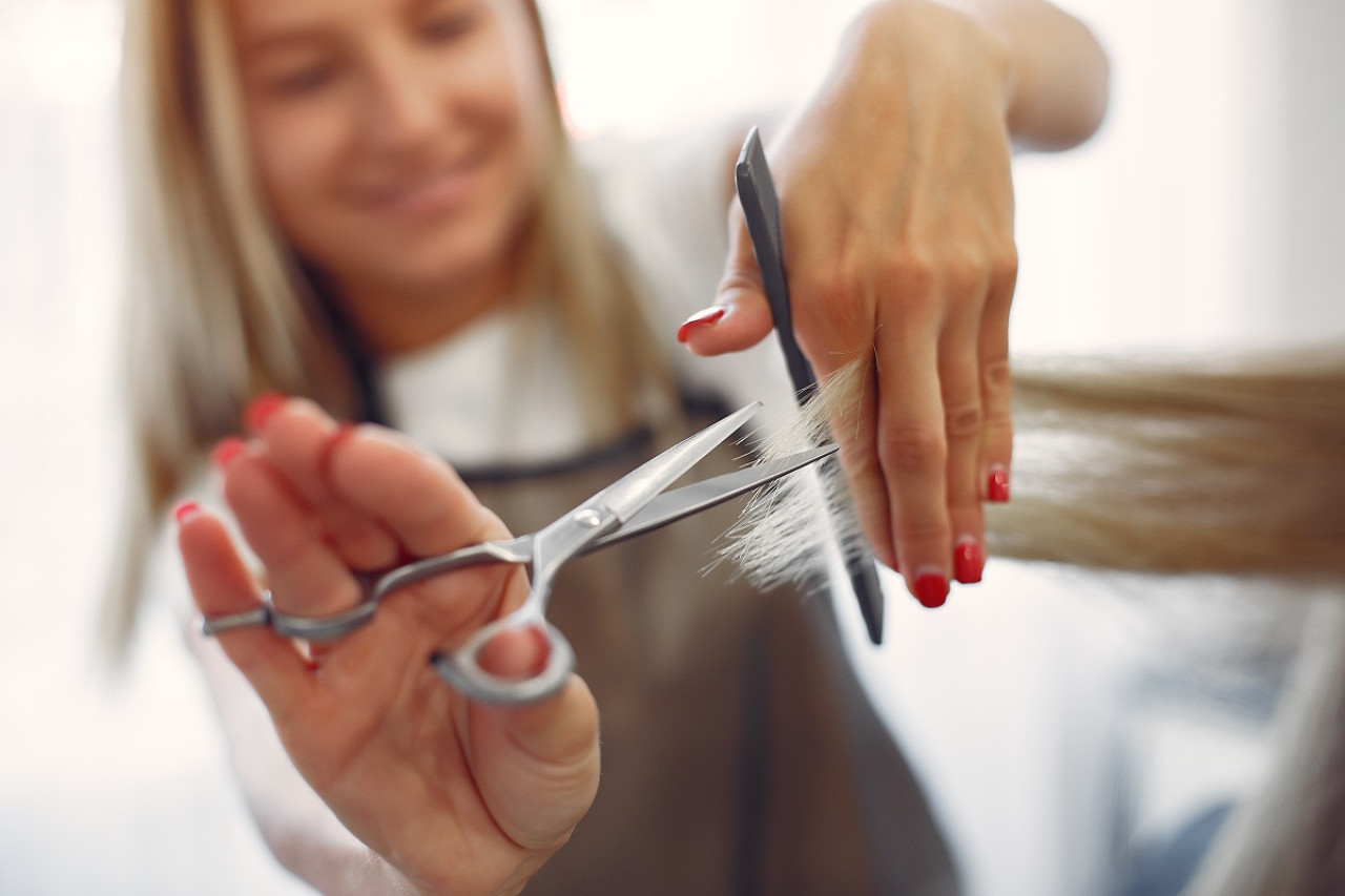 Corte de pelo; cabello; peluquería. Foto: Freepik.