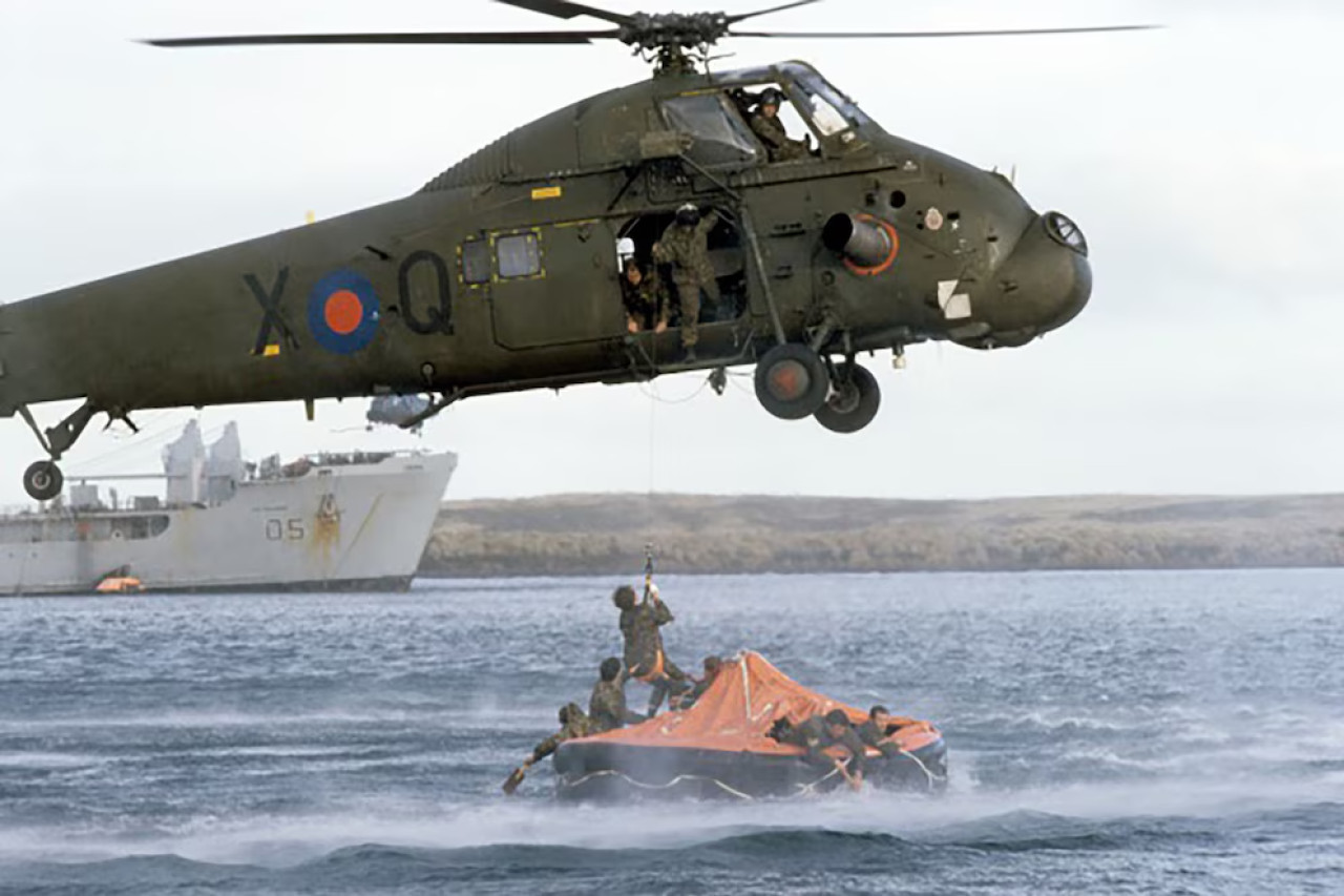 Helicópteros británicos se acercaron a rescatar a los sobrevivientes