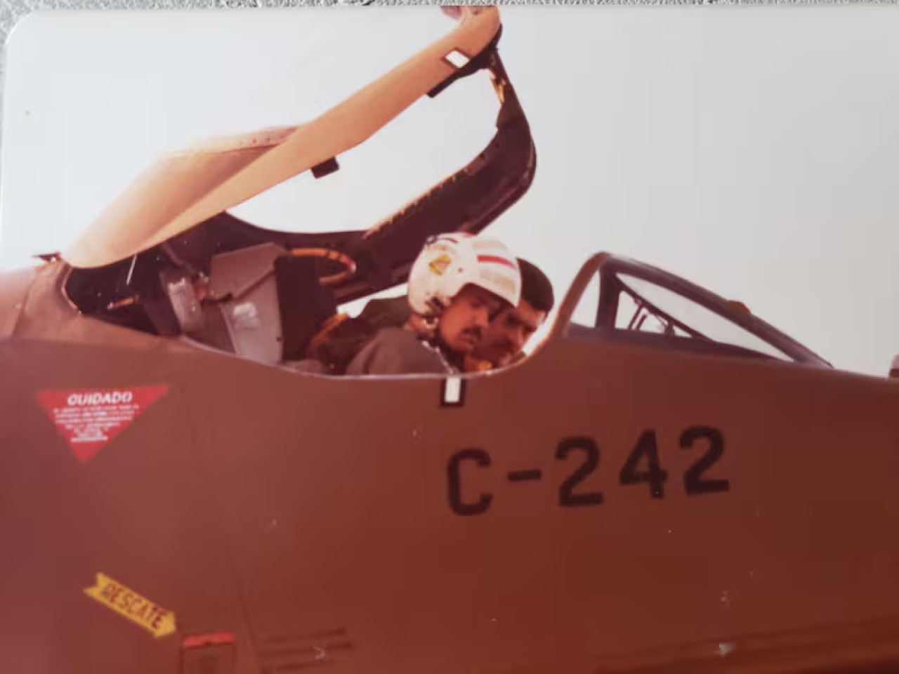 El entonces Teniente Daniel Eduardo Gálvez en su Skyhawk A-4B, héroe de Malvinas