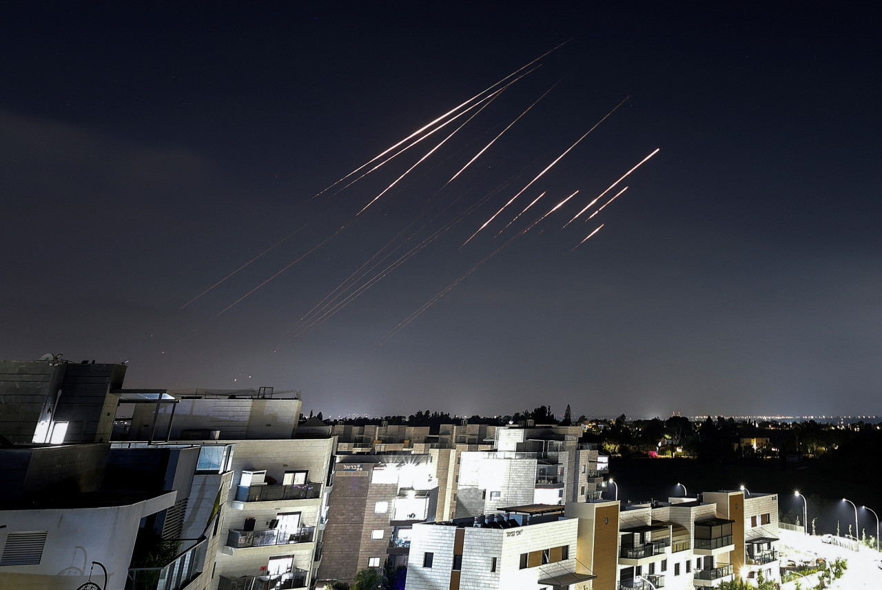 Misiles iraníes caen en Israel. Foto: Reuters/Ilan Assayag