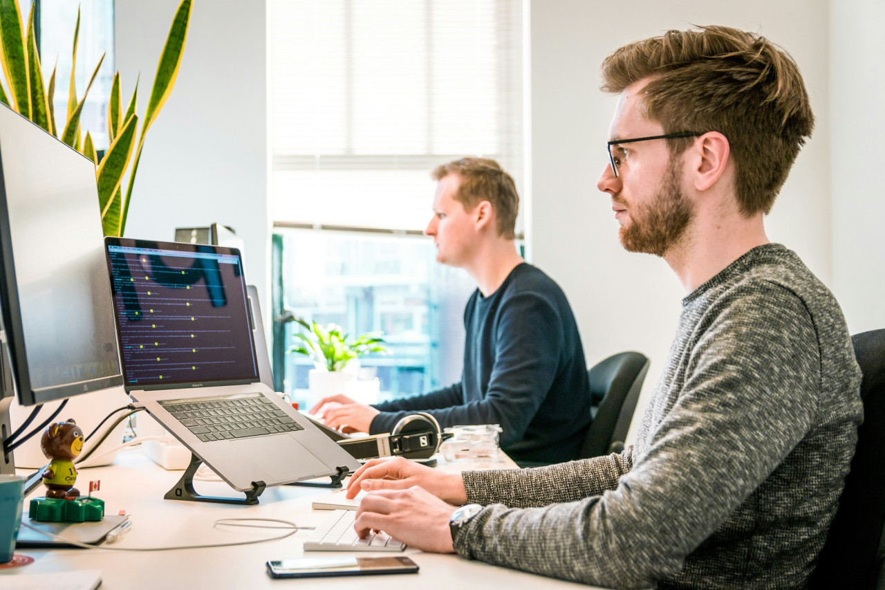 Oficina, trabajo, presencial. Foto Unsplash