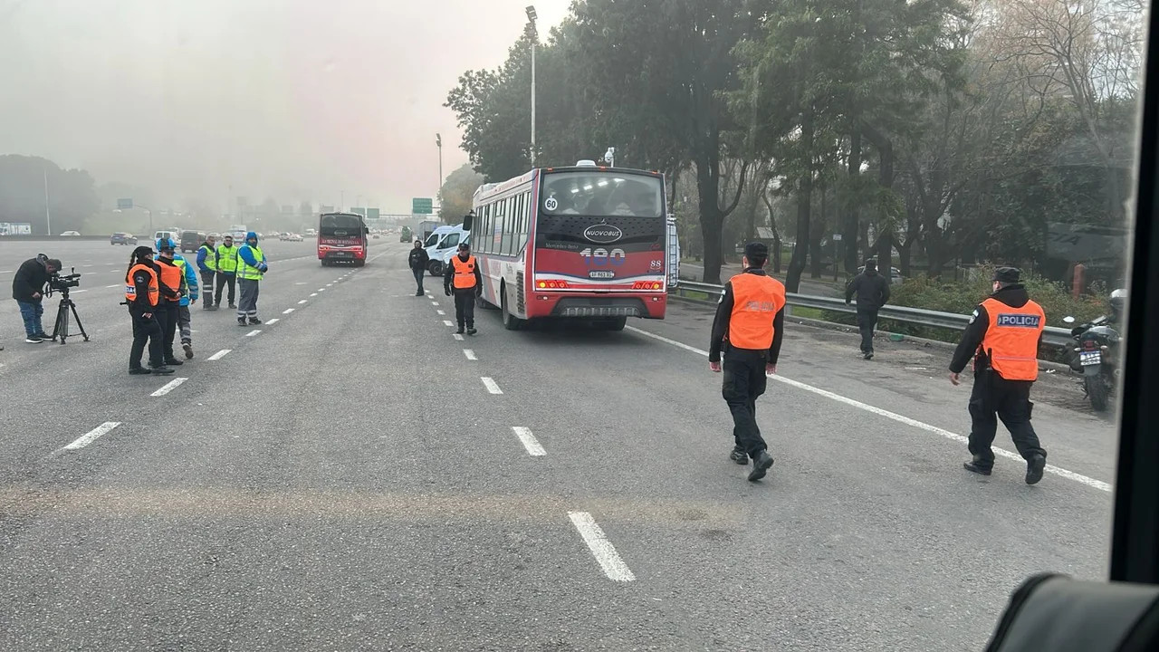Operativo para controlar a colectivos que llegan a la movilización en apoyo a Cristina Kirchner. Foto: NA.