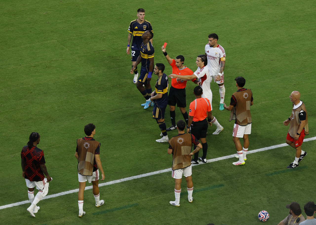 Expulsión de Nicolás Figal en el Mundial de Clubes. Foto: REUTERS/Marco Bello