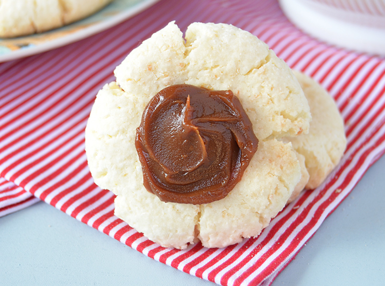 Pepas de coco y dulce de leche sin gluten, ideales para la merienda en familia. Foto: Unsplash.