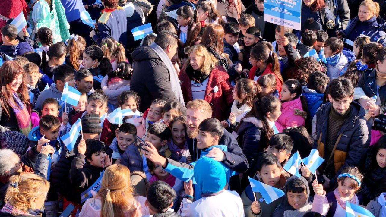 Federico Otermín  tomó la Promesa de Lealtad a la Bandera a miles de estudiantes de Lomas de Zamora. Foto: Prensa.