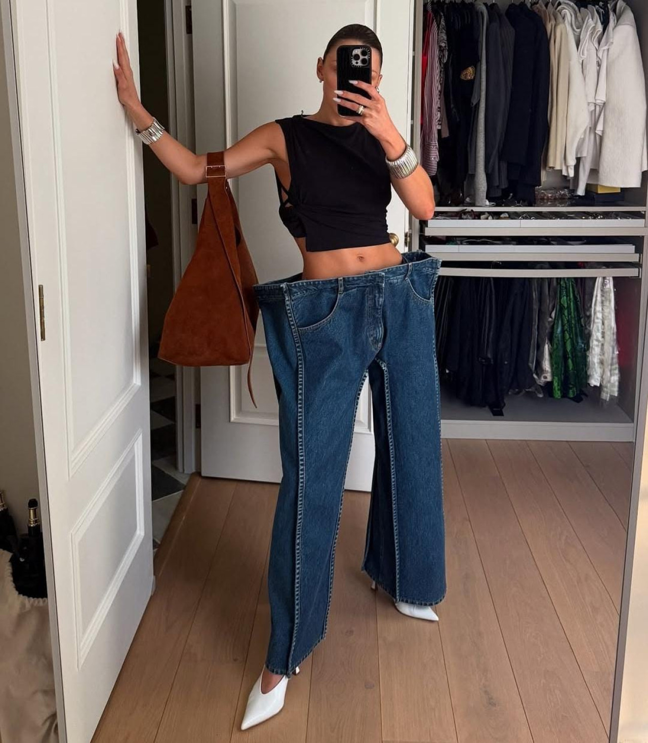 Jeans cuadrados, la nueva tendencia de moda. Foto: Instagram / kseniaschnaider.