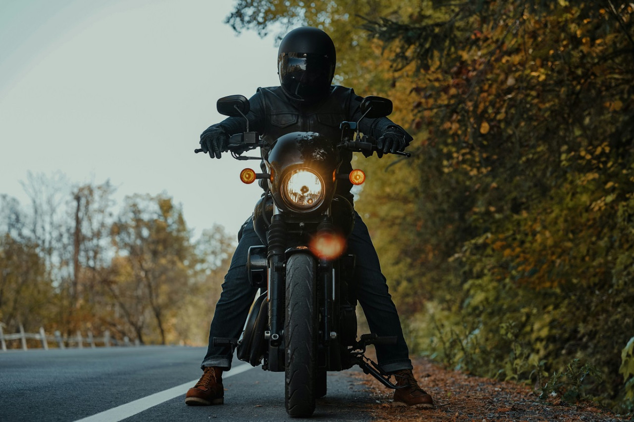 Motos; motociclista. Foto: Unsplash.