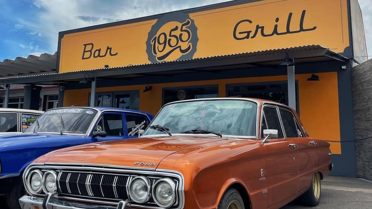 “1955 Bar & Grill”: el bodegón temático de Junín que enamora a los fanáticos del automovilismo y los platos abundantes